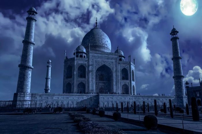 Taj Mahal Moonlight View